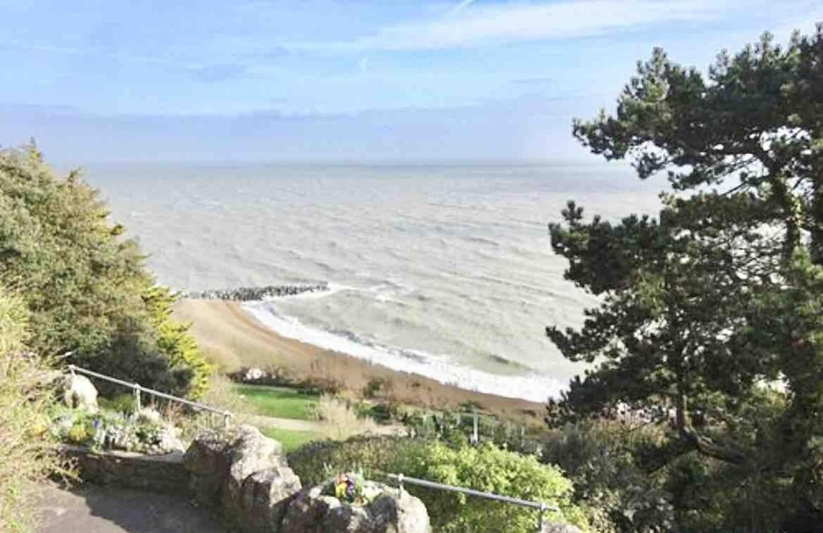 Great Home In Lovely Area With Parking, Sleeps 6 Folkestone Exterior foto